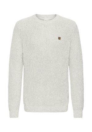 Šviesiai pilka megzta džemperis su tekstūruotu raštu, apvaliu kaklu, ilgomis rankovėmis ir maža ruda odinė emblema priekyje.