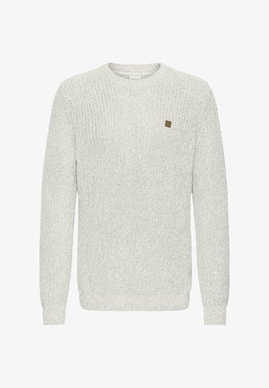 Lichtgrijze gebreide sweater met een textuurpatroon, ronde hals, lange mouwen en een klein bruin leren logo-opdruk aan de voorkant.