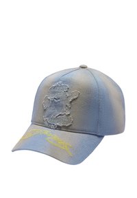 Cappello azzurro chiaro con un design ricamato testurizzato sul davanti e cuciture gialle brillanti sulla visiera. Chiusura regolabile sul retro.