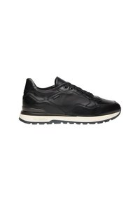 Sneaker in pelle nera con punta arrotondata, design con lacci, lati testurizzati e suola bianca a contrasto. Presenta un dettaglio del logo sul lato.