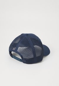 Cappellino blu navy con pannello anteriore solido e retro in rete traspirante, dotato di visiera curva e chiusura a scatto regolabile.