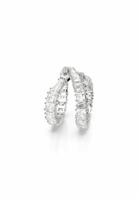 Dos pendientes de aro de plata que presentan piedras transparentes de corte rectangular dispuestas en un patrón escalonado. El diseño es simétrico y pulido.
