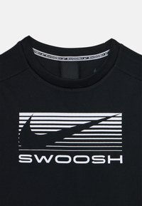 Svart treningst-skjorte med rund hals, med en hvit stripet "Swoosh" logo og "SWOOSH" tekst over brystet. Glatt stofftekstur.