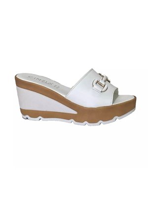 Sandalo zeppa aperto bianco con suola platform color cuoio e fibbia decorativa argento sulla larga fascia superiore in pelle.