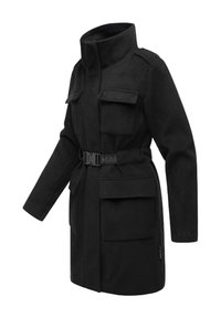 Cappotto di lana nera con colletto alto, dotato di tasche frontali, vita con cintura e una texture liscia. Cuciture di dettaglio su una manica.