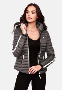 Doudoune grise avec capuche, dotée de rayures blanches et de poches latérales zippées. Design texturé et matelassé pour plus de chaleur.