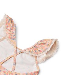 Robe fleurie avec des fleurs roses, jaunes et bleues, dotée de manches bouffantes avec une finition en dentelle crème et de fines bretelles croisées à l'arrière.