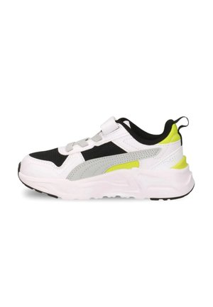 Scarpa da ginnastica bianca e nera con fascia grigia, dettagli giallo neon, chiusura a strappo e suola spessa bianca, vista laterale.