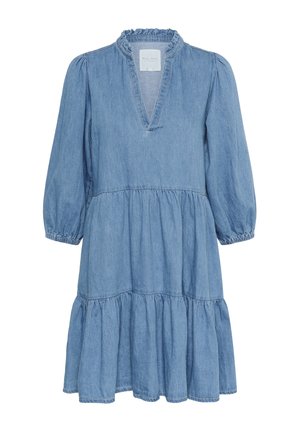 Abito in denim azzurro chiaro con scollatura a rouches, maniche a tre quarti e gonna a strati. Presenta una scollatura a V e polsini arricciati.