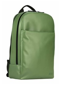 Sac à dos vert en matériau lisse et résistant à l'eau ; doté d'une poche avant, de double zip et de bretelles rembourrées pour le confort.