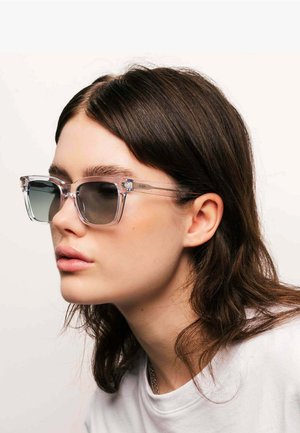 Messy Weekend DEAN WAYFARER STIL - Zonnebril - crystal green