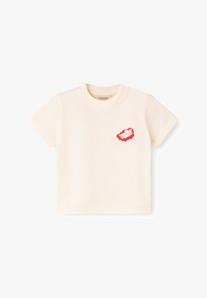 Tricou pentru copii, crem, cu mânecă scurtă, decolteu rotund și o mică grafică roșie cu o oaie zâmbitoare pe partea stângă a pieptului.