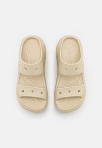 Infradito beige con due fasce larghe, fori di ventilazione, soletta testurizzata e forma arrotondata e sagomata. Realizzati in materiale leggero.