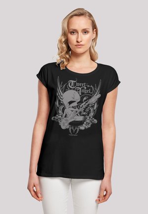 Svart t-skjorte med grafisk trykk av en tegneseriefigur med vinger som spiller gitar, omgitt av blomsterdesign. Korte ermer, avslappet passform.