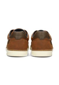 Zapatos de cuero marrón con un acabado liso, con parte trasera redondeada y suelas de goma blanca. Presentan acentos en gris en el talón.