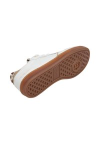 Baskets blanches avec semelle en caoutchouc texturée, présentant un accent en tissu à motif au talon et des détails de coutures discrètes le long des côtés.