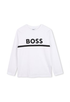 Chemise blanche à manches longues avec le mot "BOSS" imprimé en lettres noires majuscules audacieuses au-dessus d'une ligne noire horizontale traversant la poitrine.