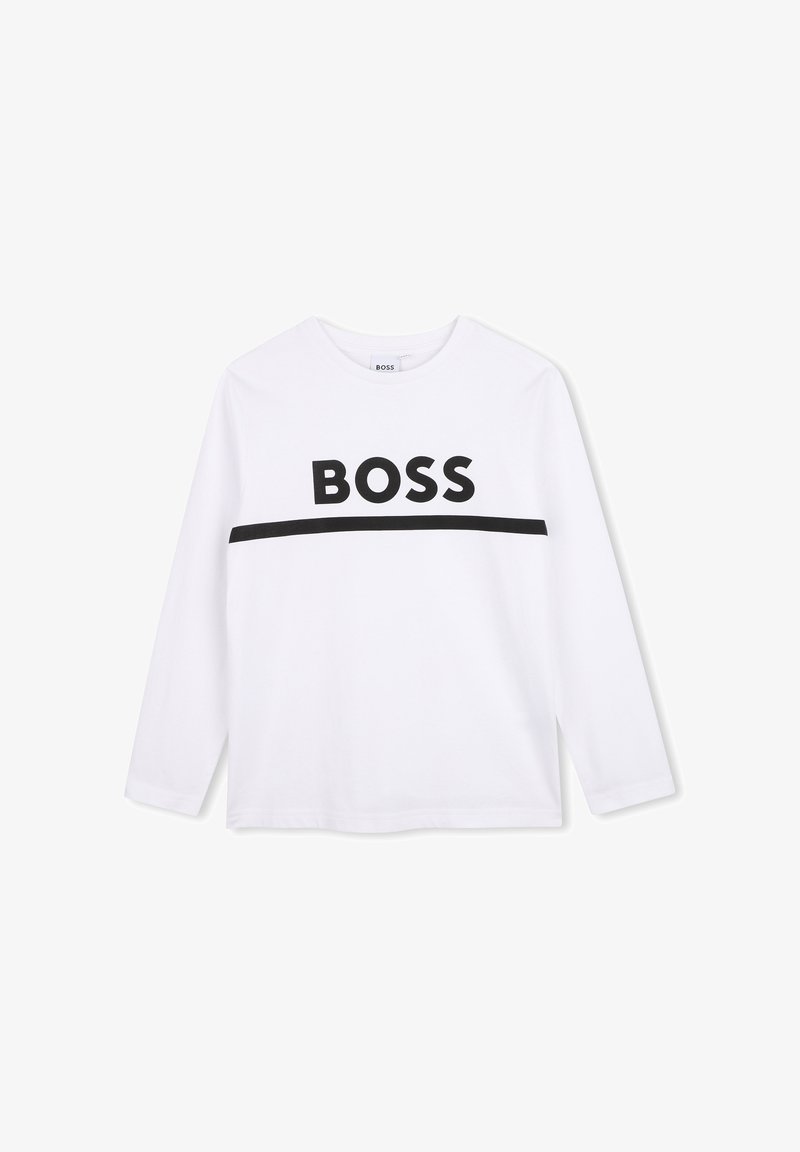 Chemise blanche à manches longues avec le mot "BOSS" imprimé en lettres noires majuscules audacieuses au-dessus d'une ligne noire horizontale traversant la poitrine.