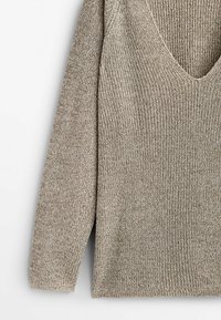 Pull beige à manches longues en maille avec encolure en V et poignets côtelés, présenté devant un fond blanc uni.
