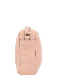 Roze leren tas met een rechthoekige vorm, ritssluiting en zijstiksels. Beschikt over een gouden hardware ring. Gladde textuur.