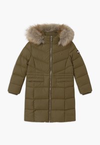 Olijfgroene gewatteerde jas met een nepbont capuchon, ritssluiting aan de voorkant en twee zijzakken. Heeft diagonale stiksels en geribde manchetten.