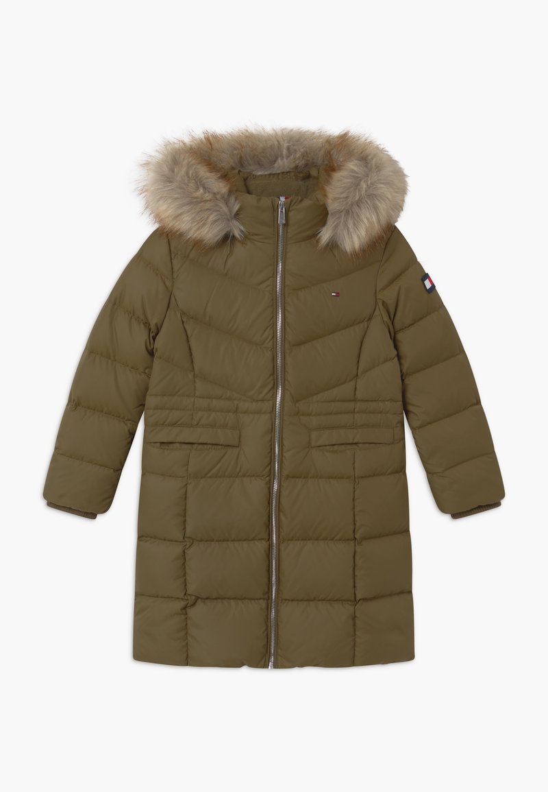 Olijfgroene gewatteerde jas met een nepbont capuchon, ritssluiting aan de voorkant en twee zijzakken. Heeft diagonale stiksels en geribde manchetten.