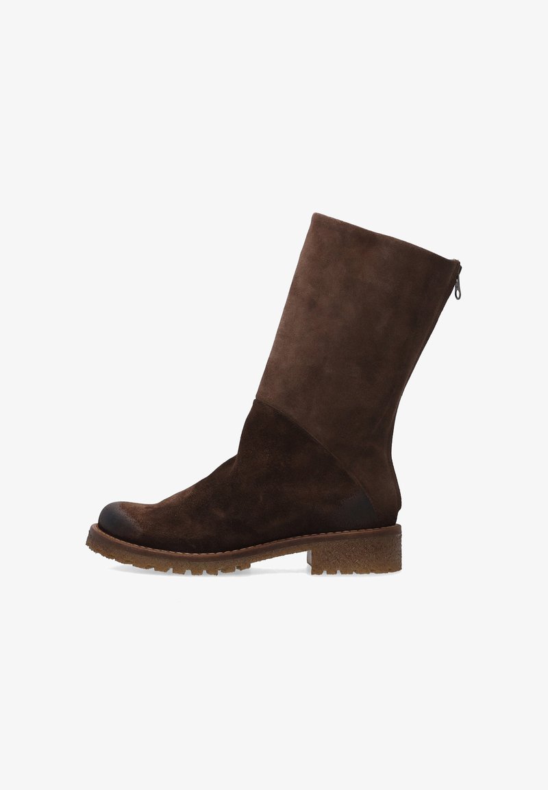 Brązowy zamszowy botek za kostkę z gładką czubkiem, teksturowaną cholewką i zamkiem błyskawicznym z boku. Wyposażony w trwałą gumową podeszwę i średni blokowy obcas.