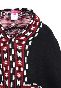 Černý pletený oděv s červeným, bílým a černým geometrickým vzorem kolem límce a předního otvoru.