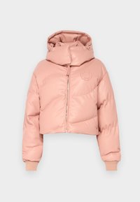 Rosa kort pufferjacka med hög krage, dragkedjeförslutning, ribbade mudd och en texturerad yta. Har en logotyp på bröstet.
