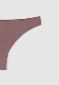 Slip di bikini in color malva realizzato in tessuto morbido; design a vita bassa con un sottile elastico in vita e copertura minima, caratterizzato da bordi e cuciture pulite.