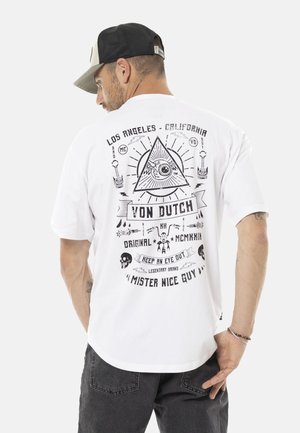 Camiseta de algodón blanca con estampado gráfico en negro que incluye un ojo, calaveras y texto. Cuello redondo, mangas cortas y ajuste relajado.