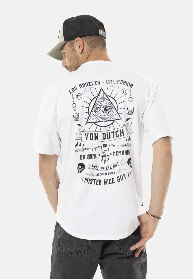 Camiseta de algodón blanca con estampado gráfico en negro que incluye un ojo, calaveras y texto. Cuello redondo, mangas cortas y ajuste relajado.