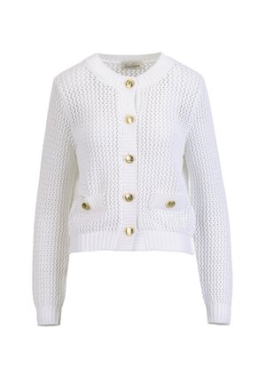Witte gebreide cardigan met lange mouwen, goudkleurige sierknopen, geribbelde boorden en zoom, en twee kleine steekzakken aan de voorkant.