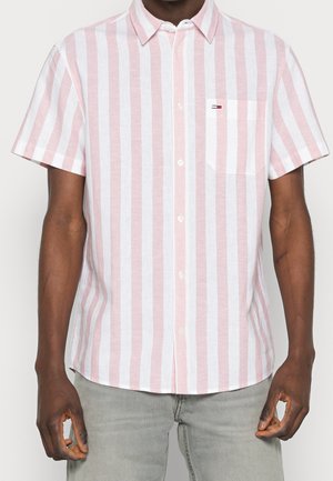 Korte mouwen, button-down overhemd in lichtroze met witte strepen, met een borstzak en een klein logo accent op de zak.