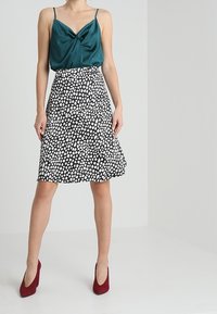 mint&berry A-linjainen hame - black