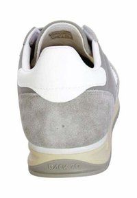Sneaker grigia e bianca realizzata in suede e pelle, con tallone imbottito e suola in gomma, caratterizzata dalla scritta "BACK 70" impressa sul retro.