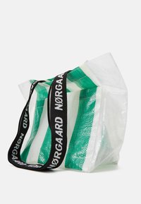 Grand sac fourre-tout rayé blanc et vert avec des anses noires, affichant le texte « NØRGAARD » en lettres blanches.