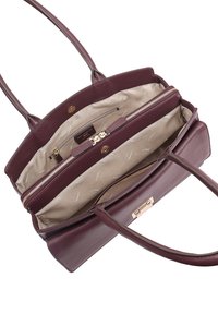 Bordeaux lederen schoudertas met ritscompartimenten, gladde textuur, een lichte binnenvoering met een subtiel patroon en dubbele schouderbanden.