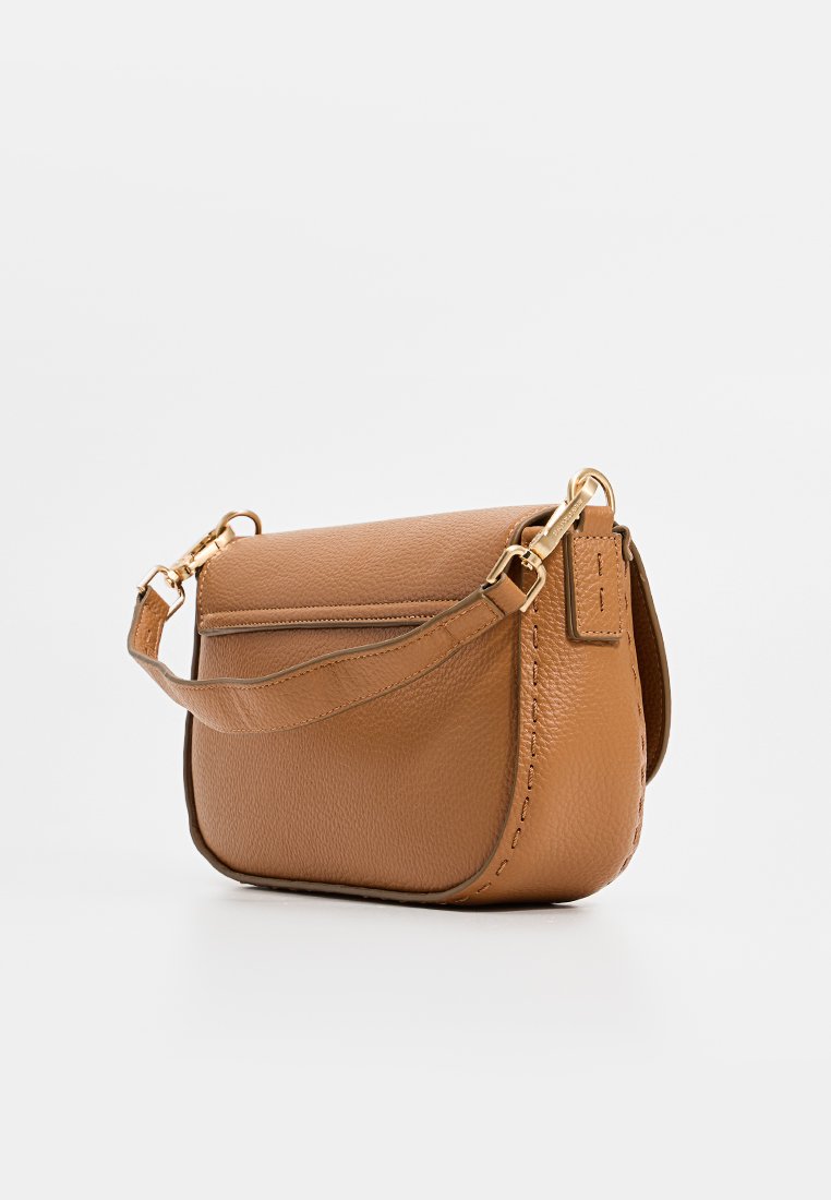 Sac à épaule en cuir tan avec une finition texturée, forme rectangulaire, quincaillerie à tonalité dorée et une bandoulière réglable. Comprend une poche zippée.