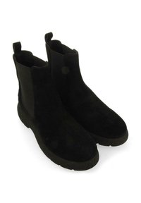 Botines negros de ante con paneles laterales elásticos y suela de goma texturizada. Diseño ajustado con tiradores para facilitar el calzado.