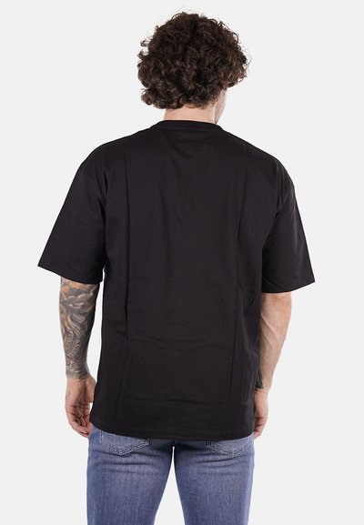 T-shirt in cotone nero con maniche corte, vestibilità comoda e una texture liscia. Nessun logo o motivo visibile sul retro.