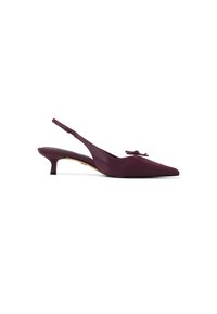 Burgundin kiiltävä patenti nahasta valmistettu slingback-korkokenkä, jossa on terävä kärki, matala kitten-korko ja pieni либо vampin yksityiskohta. Sileä, kiiltävä pinta.