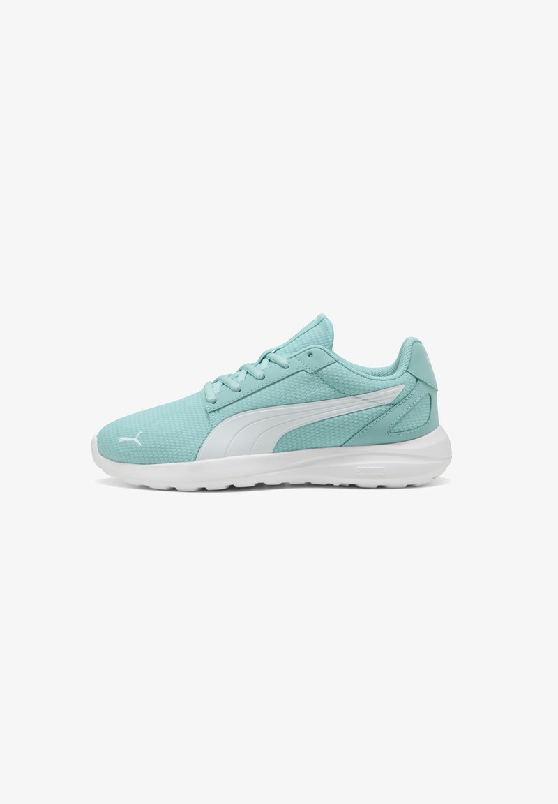 Zapatillas deportivas de color azul claro con un upper texturizado, acentos blancos, puntera redondeada y una suela acolchada para mayor comodidad.