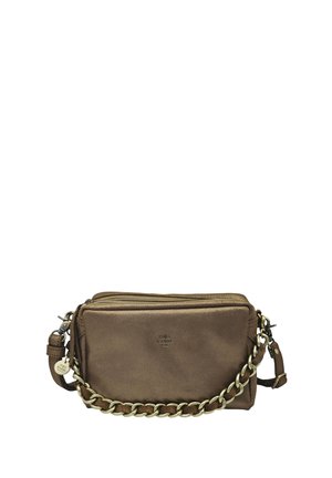 Sac bandoulière en cuir marron avec chaîne dorée et fermeture éclair, avec une petite étiquette métallique ronde sur la sangle.