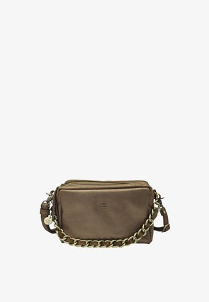 Sac bandoulière en cuir marron avec chaîne dorée et fermeture éclair, avec une petite étiquette métallique ronde sur la sangle.