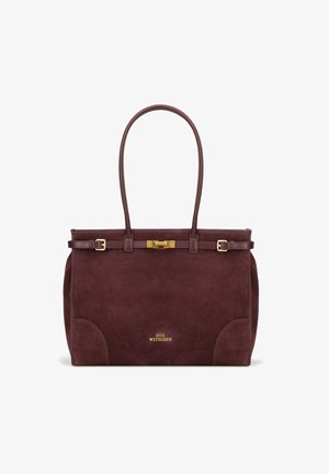 Burgunderfarbene Wildlederhandtasche mit zwei Griffen, goldenen Beschlägen und einem Verschluss. Sie weist eine glatte Textur auf und hat eine dezente Markenkennzeichnung an der Unterseite.