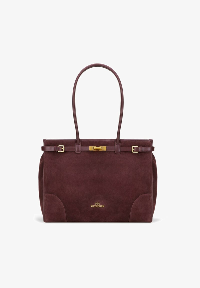 Burgunderfarbene Wildlederhandtasche mit zwei Griffen, goldenen Beschlägen und einem Verschluss. Sie weist eine glatte Textur auf und hat eine dezente Markenkennzeichnung an der Unterseite.