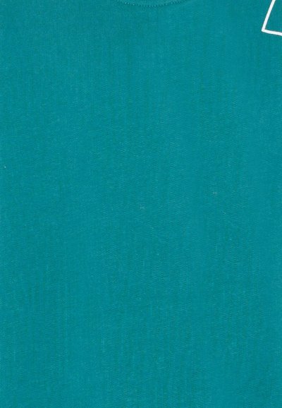 Bawełniany turkusowy t-shirt z okrągłym dekoltem, gładką teksturą oraz pojedynczą białą metką na górnej stronie.