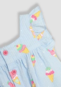Lichtblauwe stoffen jurk met een ijsje-print, voorzien van gerimpelde mouwen en roze knopen op de schouders. Zacht, textuur materiaal.