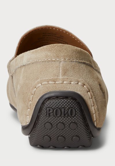 Heledadistest nahast loafers heledas beežis, millel on tekstureeritud must kummitald. Omab nähtavaid õmblusi ja madalat profiili, et kanda oleks mugav.
